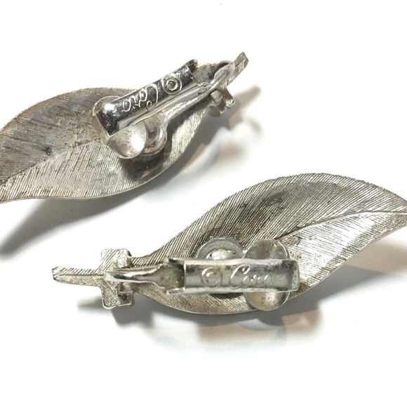 Vintage 1960s Signed Coro Silvertone Large Leaf Clip Earrings - Picture 3 of 3
